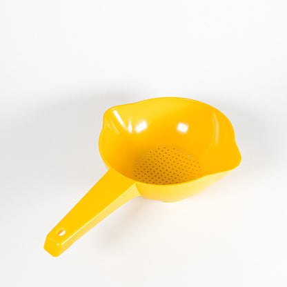 Small yellow Tupperware colander