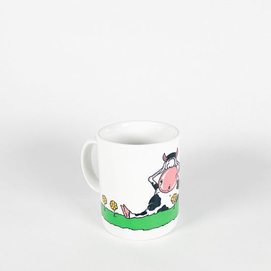 Tasse vache dans le pré