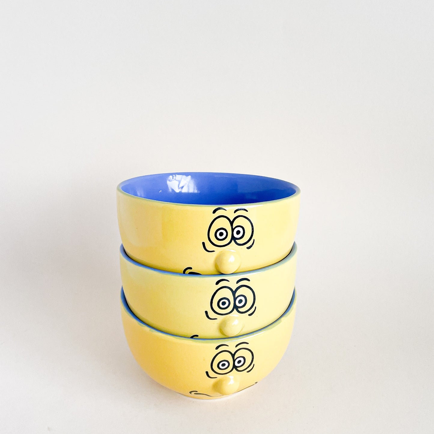 Yellow 3D faces bowls set