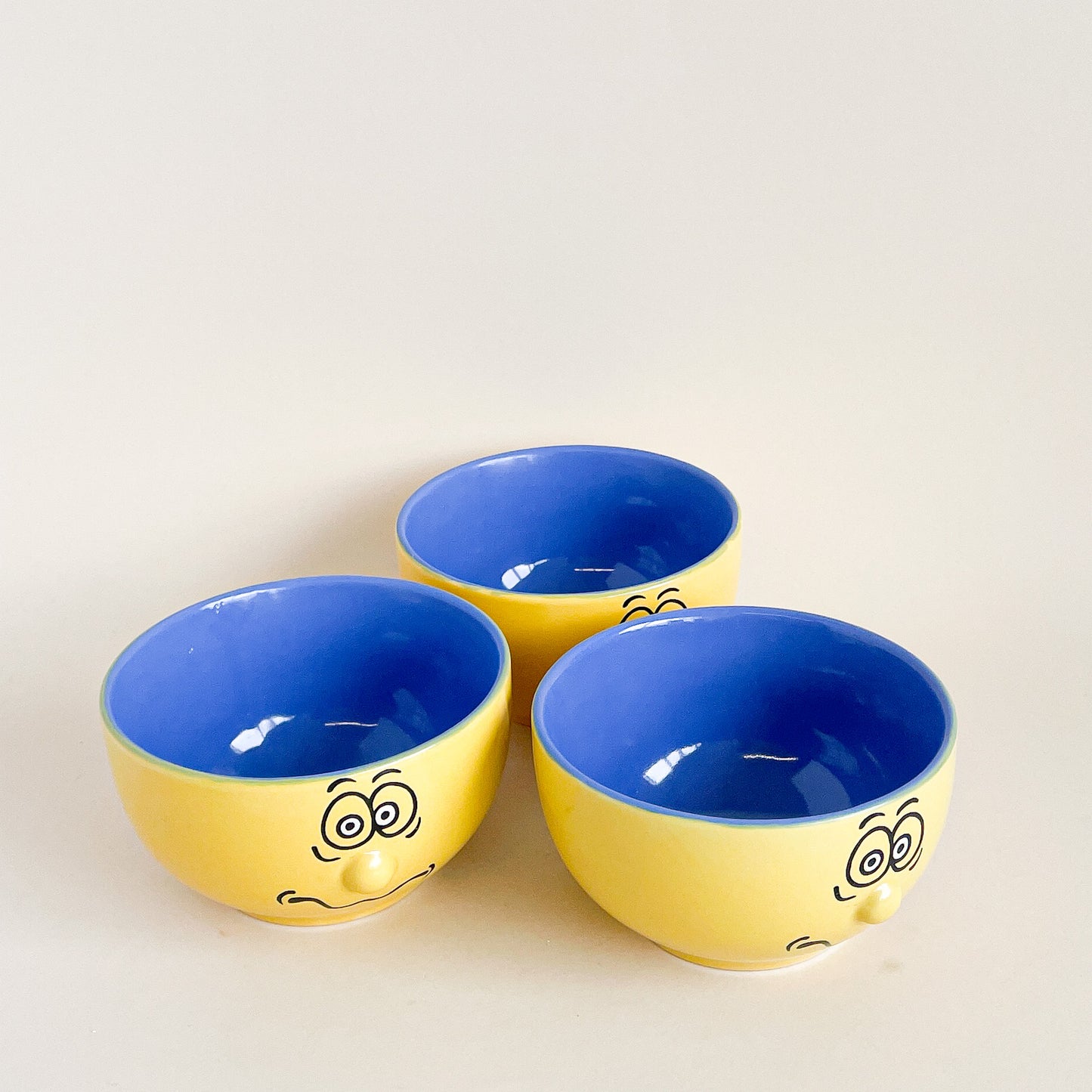 Yellow 3D faces bowls set