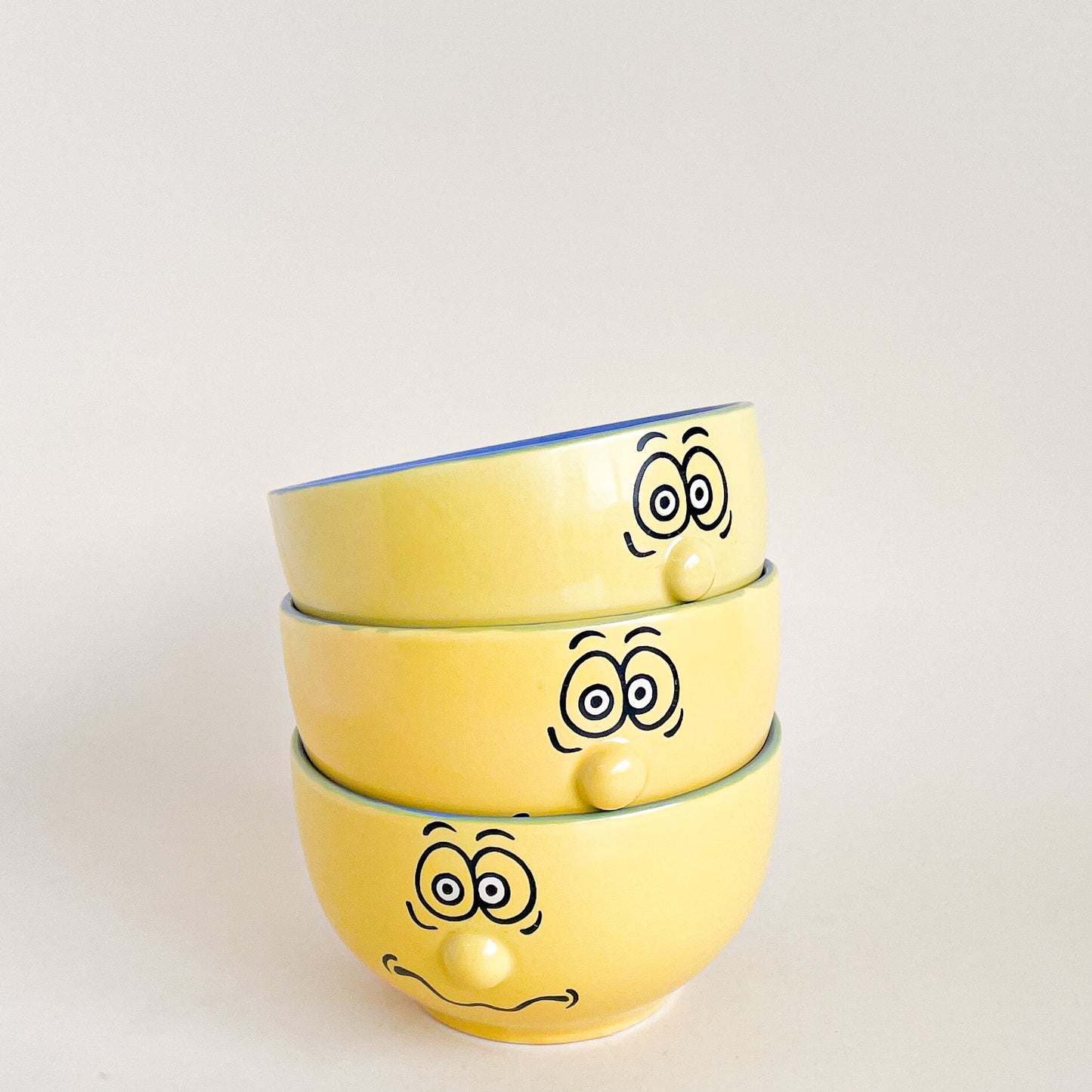 Yellow 3D faces bowls set