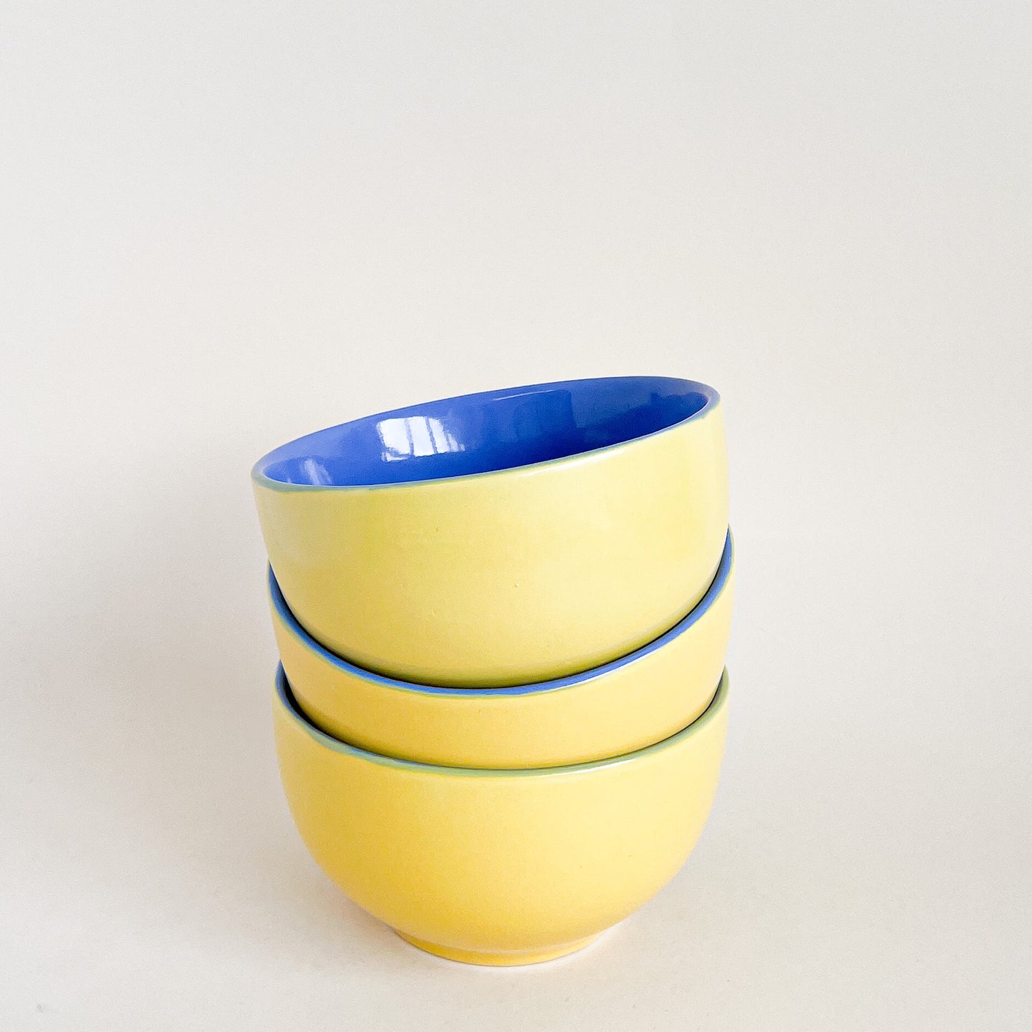 Yellow 3D faces bowls set