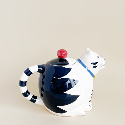 Cat and string teapot